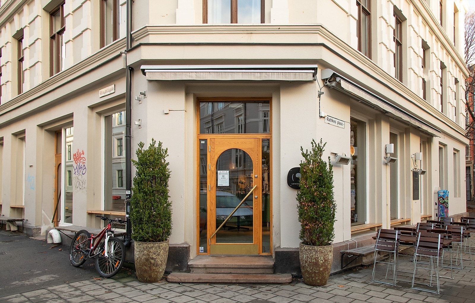 Populære Apostrophe, samt mange andre spisesteder/caféer i nærområdet. Galleribilde