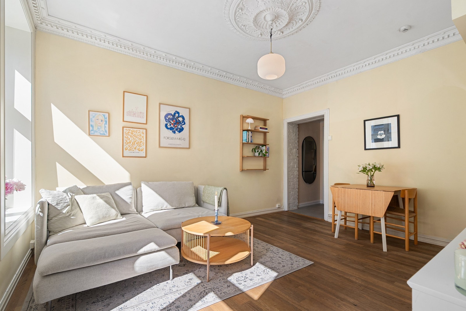 Her er det også god plass til hyggelig spisebord. Galleribilde