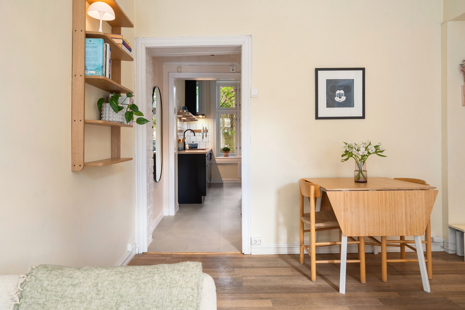 Innholdsrik og gjennomgående planløsning gir leiligheten en lun og luftig atmosfære. Galleribilde