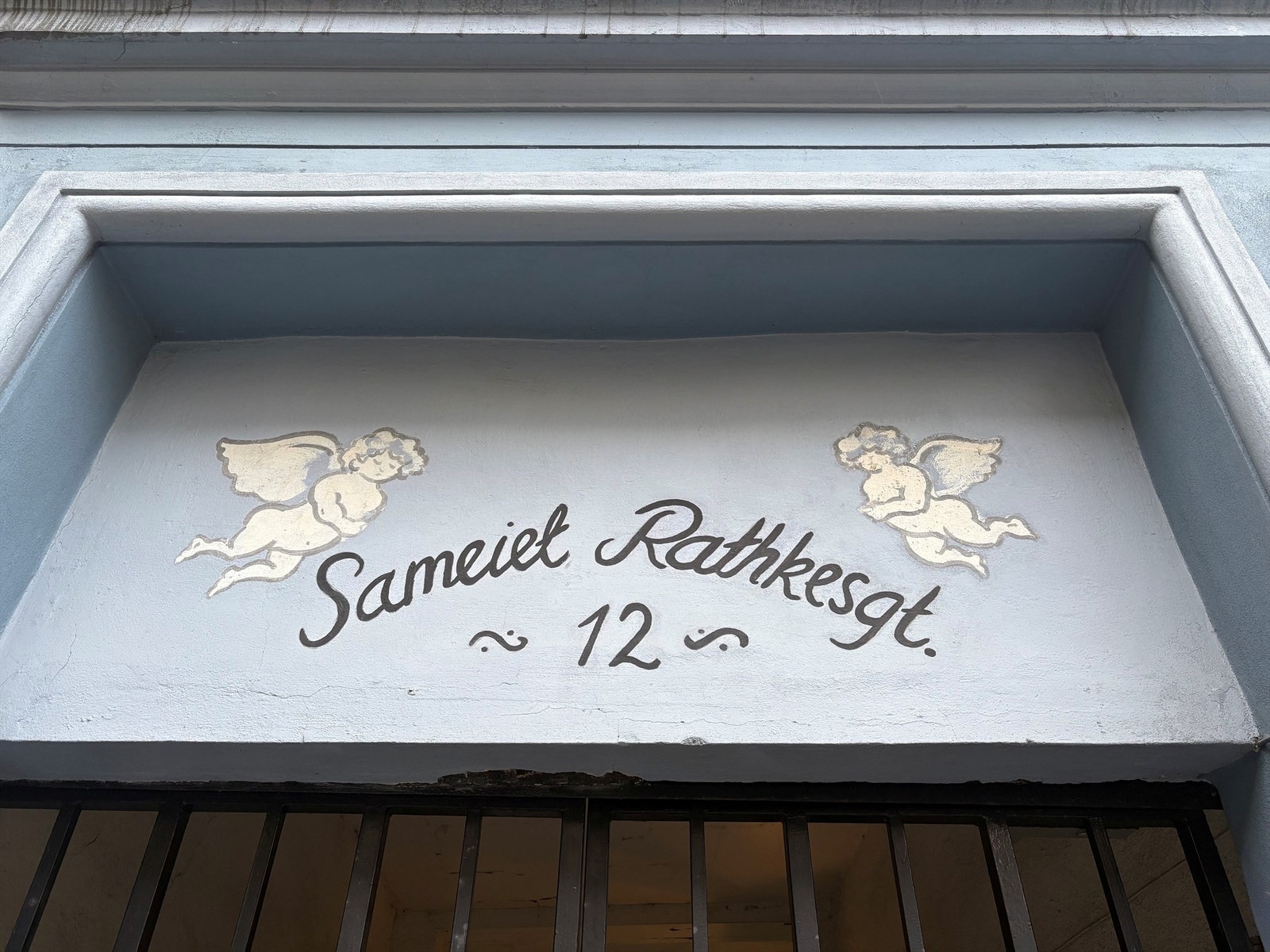 Hyggelig opparbeidet inngangsparti for sameiet Rathkes gate 12A. Galleribilde