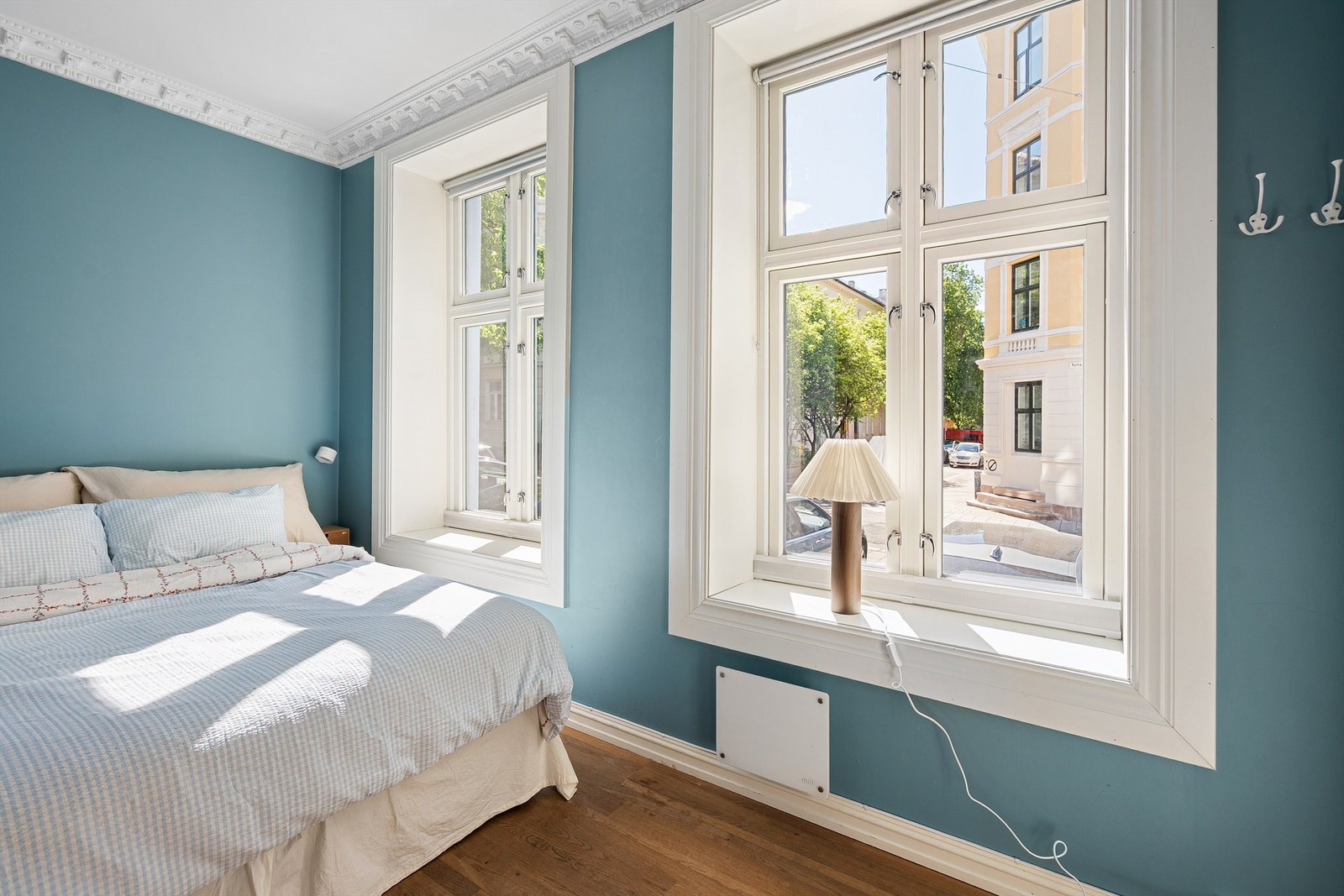Stort og romslig soverom med god plass til dobbeltseng og tilhørende nattbord. Galleribilde