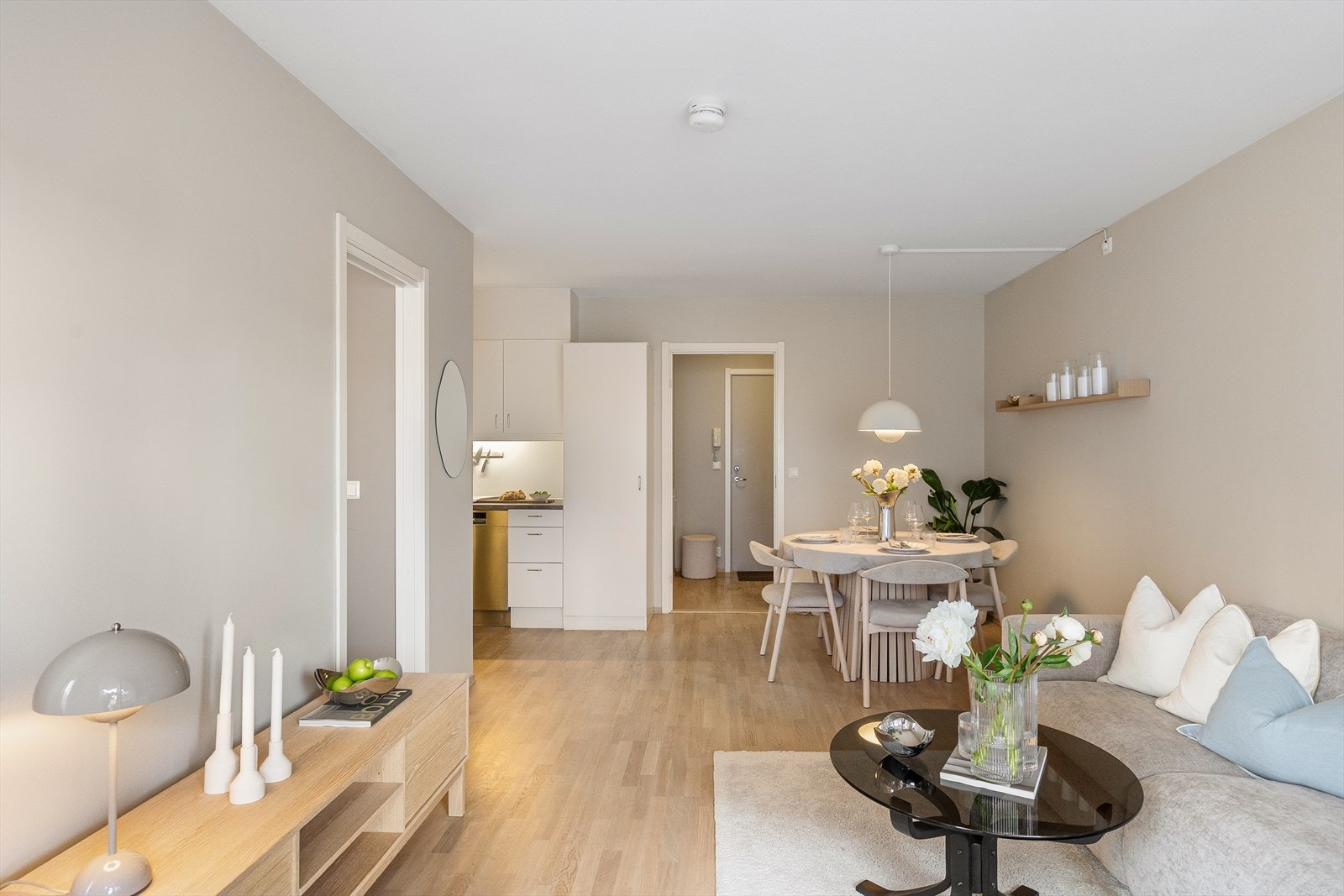 I stuen er det god plass til et spisebord, som skaper en naturlig samlingsplass for både hverdagsmåltider og hyggelige sammenkomster med familie og venner. Galleribilde