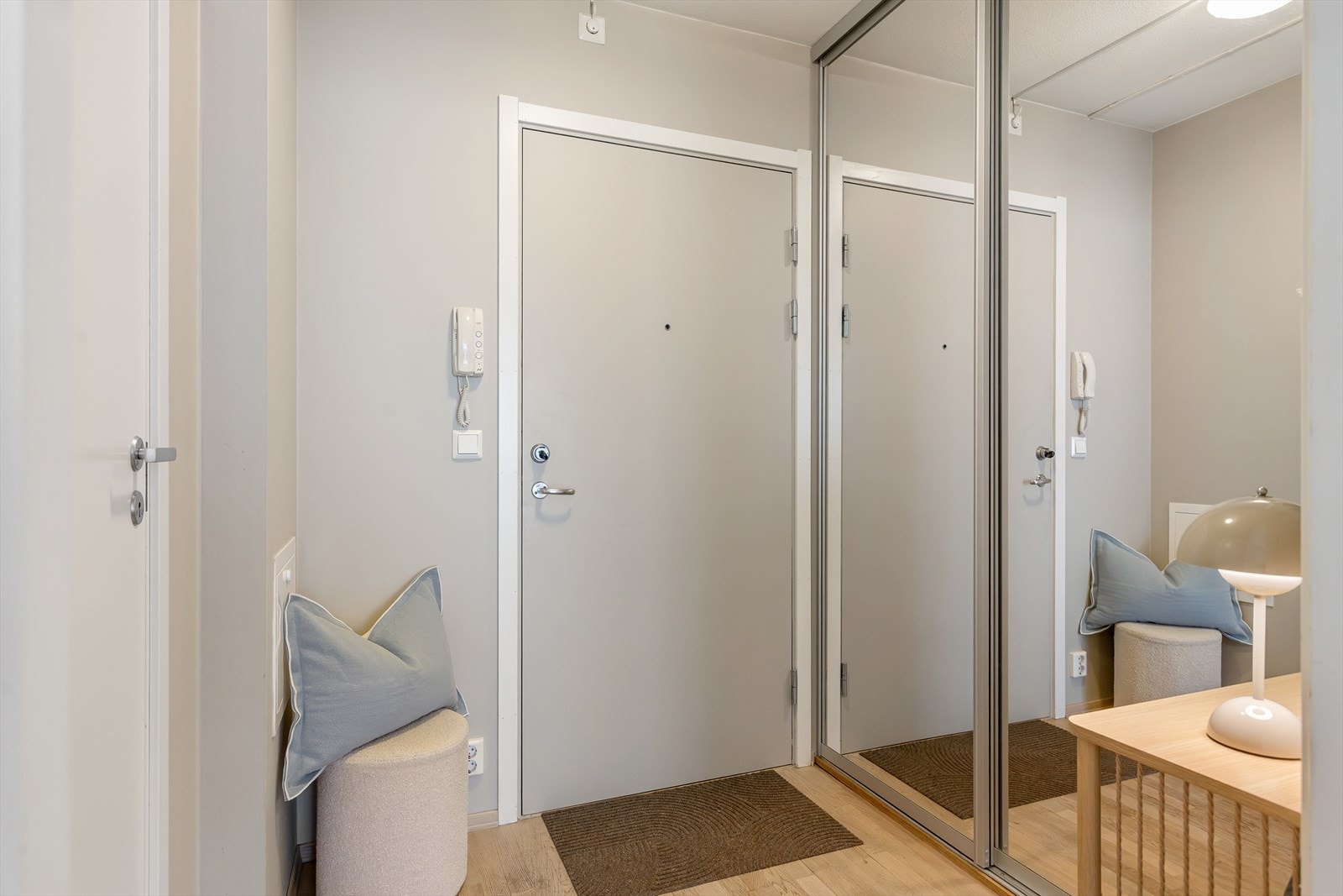 Leiligheten har en innbydende entré som gir et umiddelbart godt førsteinntrykk. Galleribilde