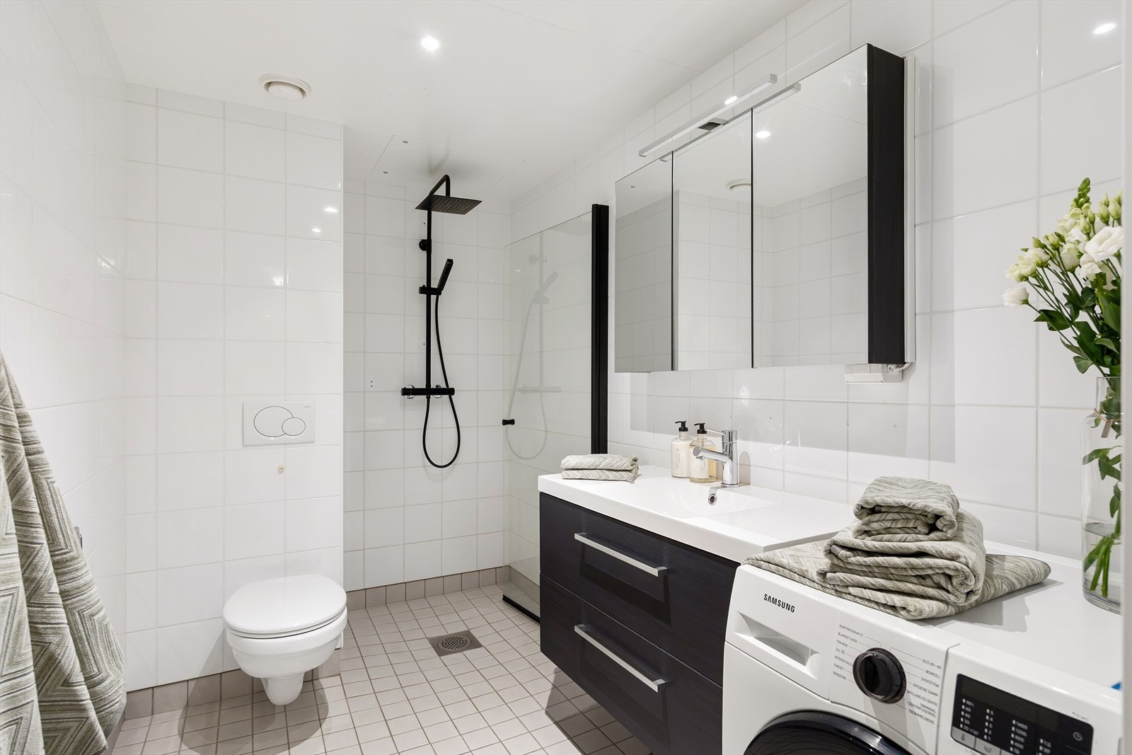 Pent og moderne, flislagt baderom med innfelte downlights og elektrisk gulvvarme. Galleribilde