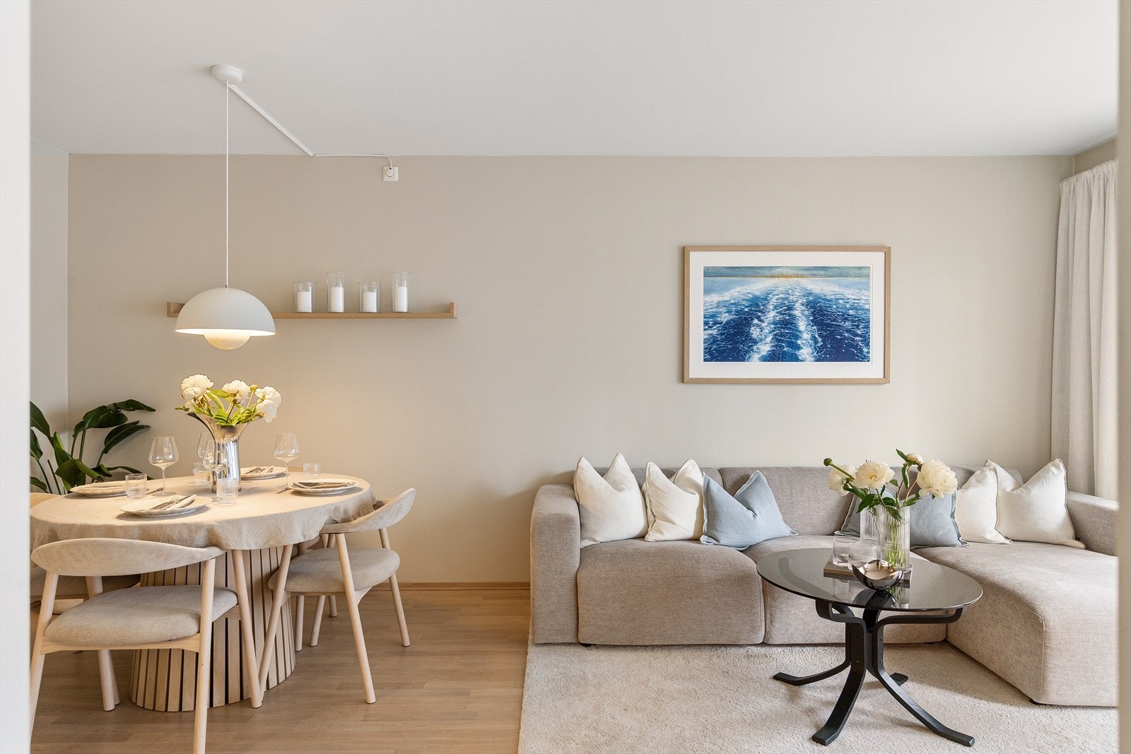 Planløsningen åpner opp for flere møbleringsmuligheter med god plass til sofagruppe, TV-møbler og spisebord med tilhørende stoler. Galleribilde