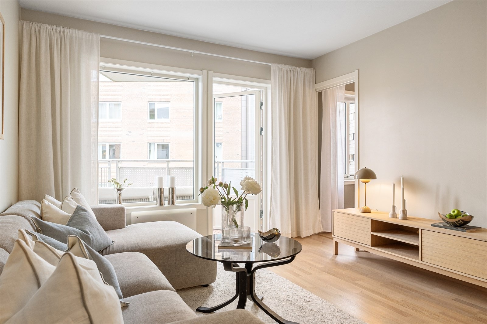 Fra stuen er det utgang til balkongen. Galleribilde