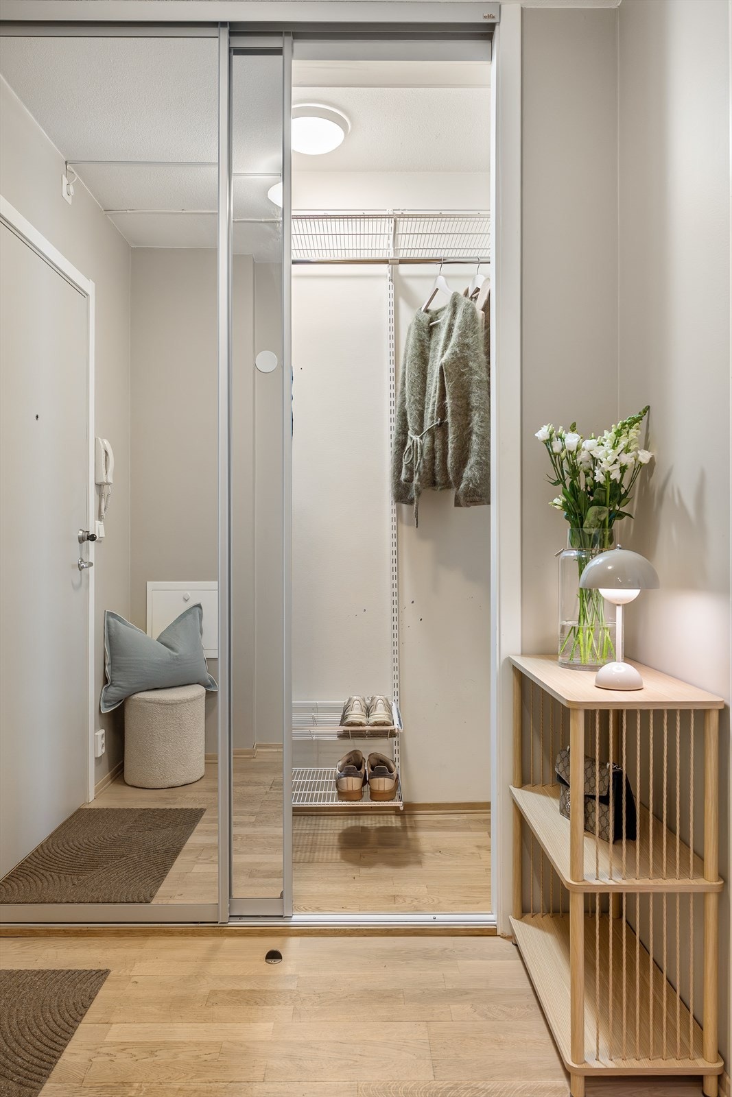 Entréen har god plass til oppbevaring av yttertøy i en romslig skyvedørsgarderobe med speilfronter. Galleribilde