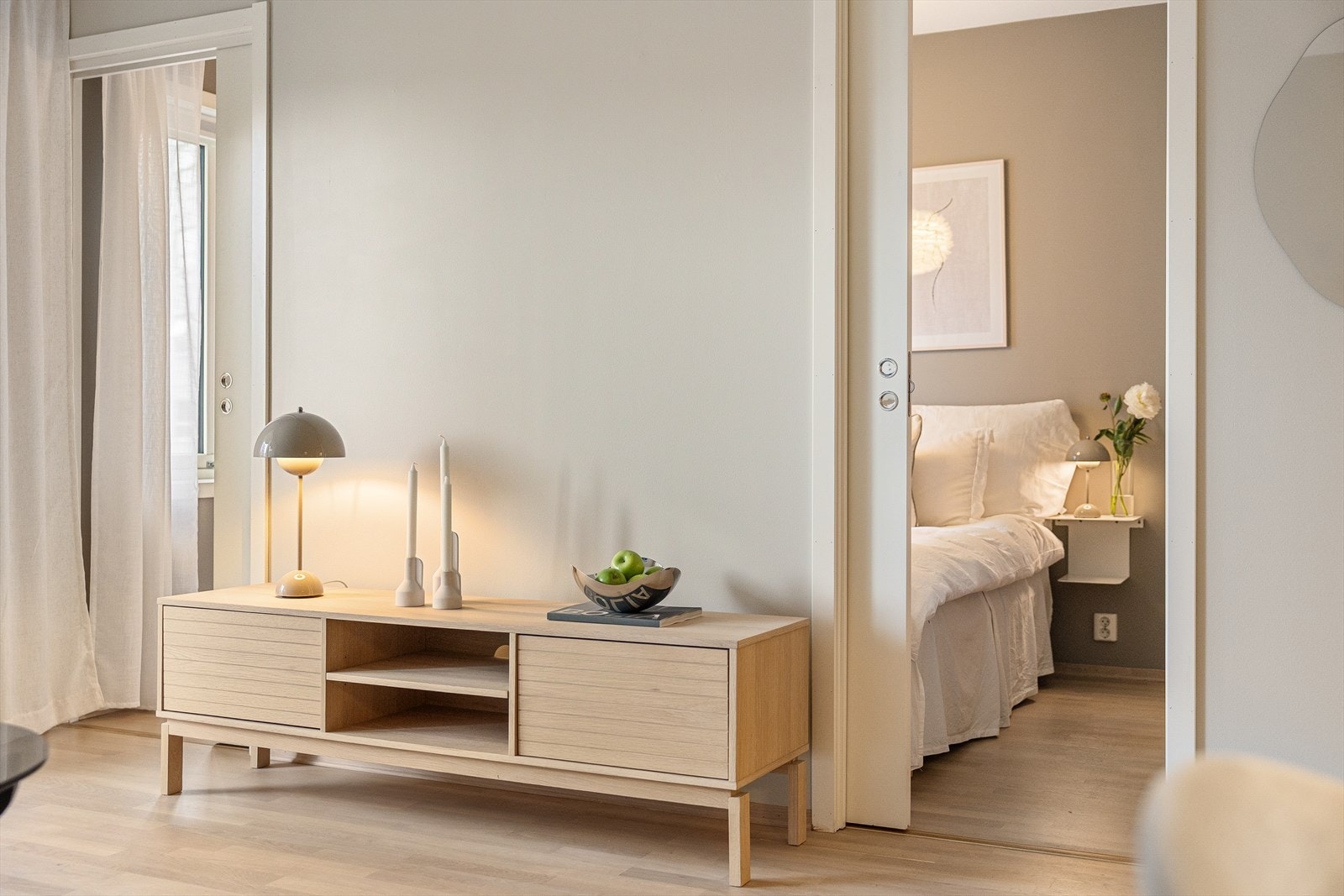 Soverommet er tilgjengelig fra stuen via skyvedører på hver side av sengen. Galleribilde