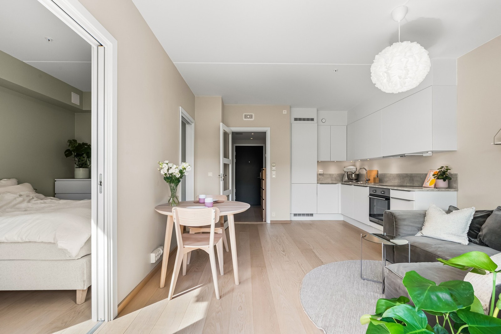 Leiligheten holdes god og lun på vinterstid med vannbåren gulvvarme tilknyttet fjernvarme. Galleribilde