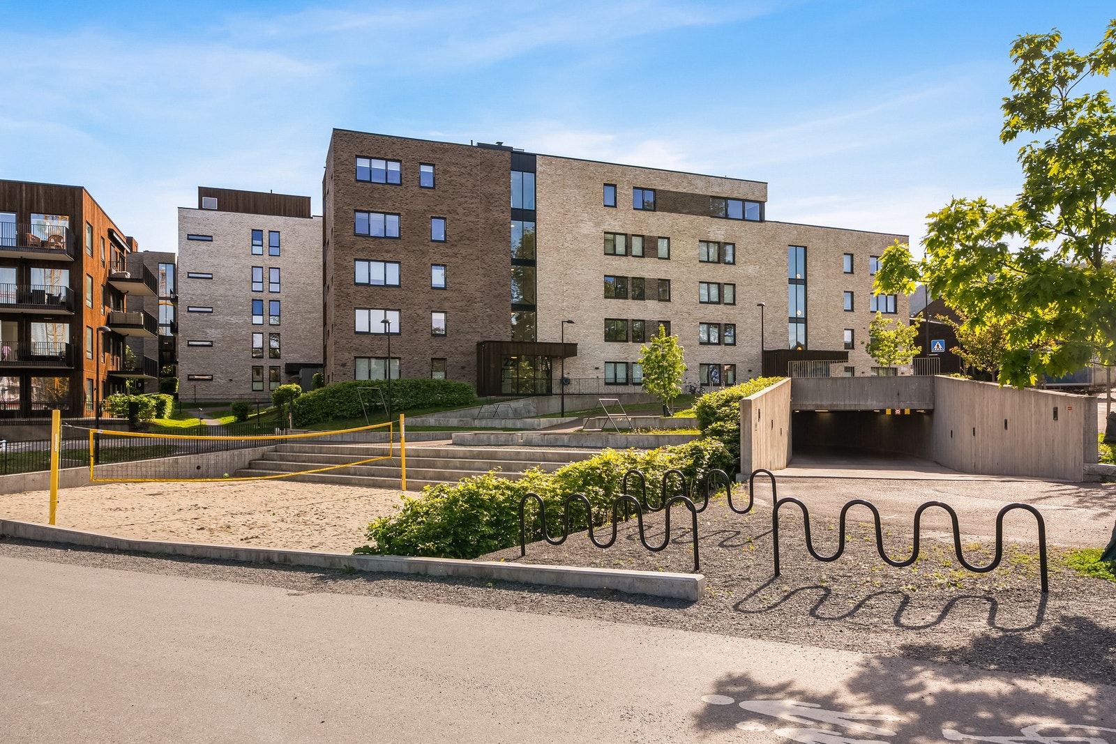 Nærhet til Nationaltheatret (30 min, dør-dør), Vestmarka (utenfor døra), Oslofjorden, Sandvika Kjøpesenter, samt gangavstand til Sats og matbutikk (søndagsåpen Joker, og Kiwi). Galleribilde