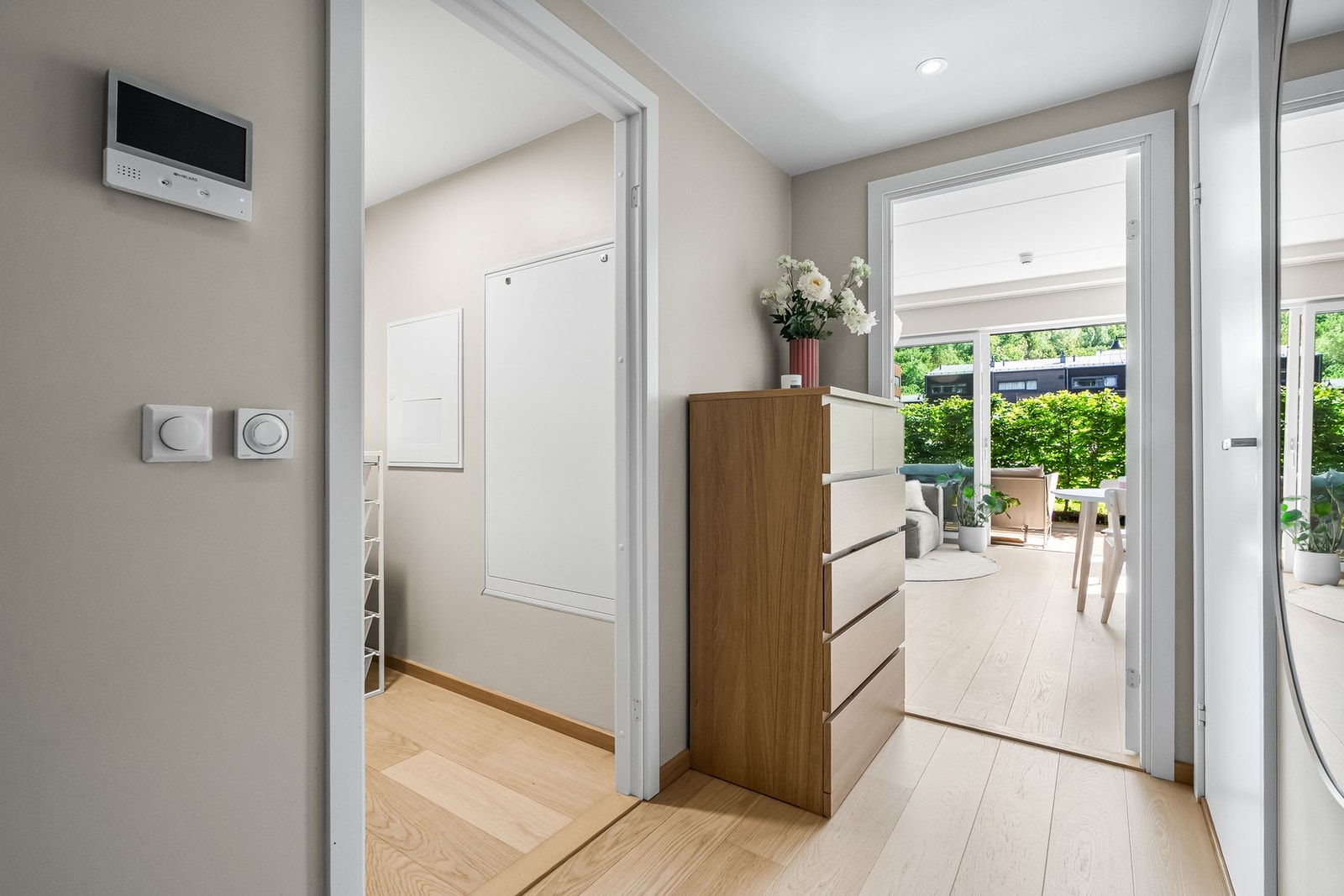Leiligheten har vannbåren gulvvarme og balansert ventilasjon som sørger for et sunt og godt inneklima gjennom hele året. Galleribilde