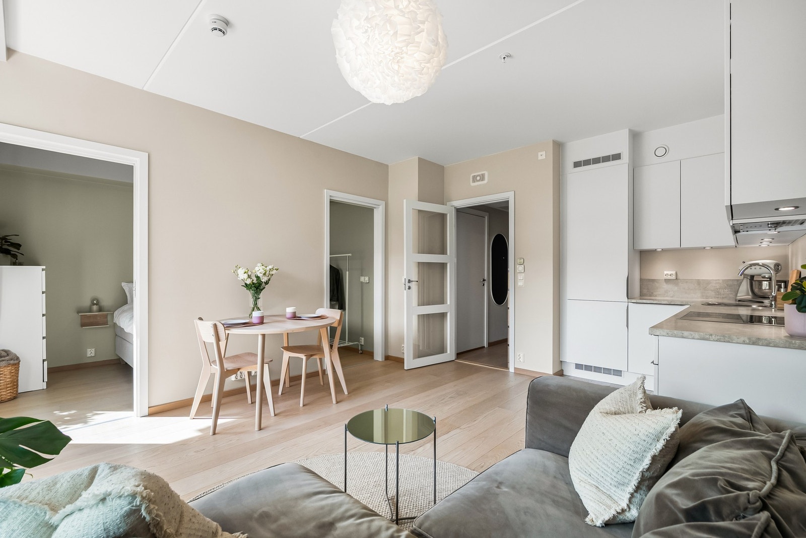 Stuen er enkel å møblere med sofa med salongbord og et spisebord. Galleribilde