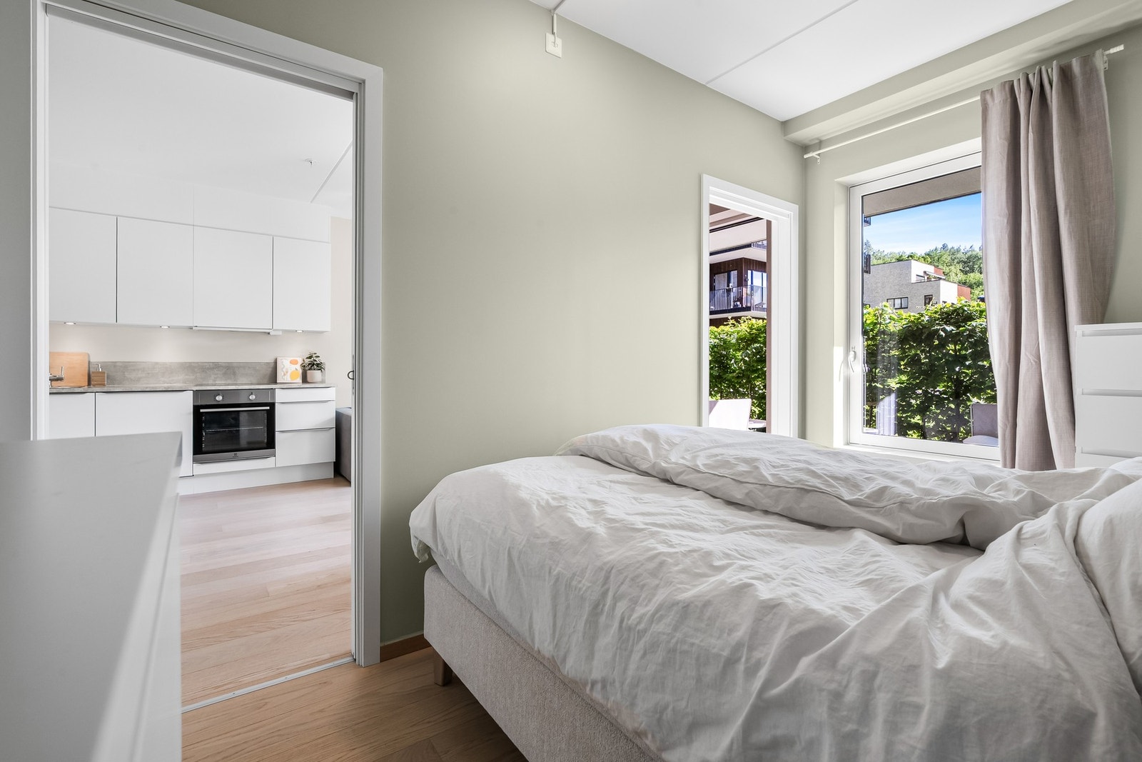 Soverommet har god standard med enstavs parkett på gulv, vannbåren gulvvarme, skjult elektrisk anlegg og glatte overflater malt i en innbydende farge. Galleribilde