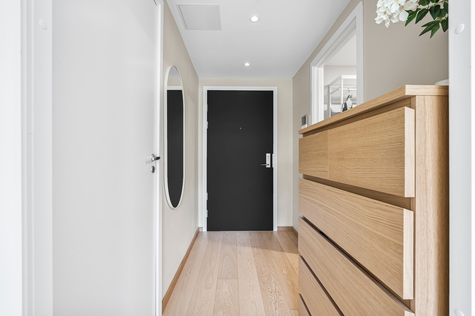 Du ønskes velkommen inn i en lys og pen entré med vannbåren gulvvarme og downlights i himlingen. Galleribilde