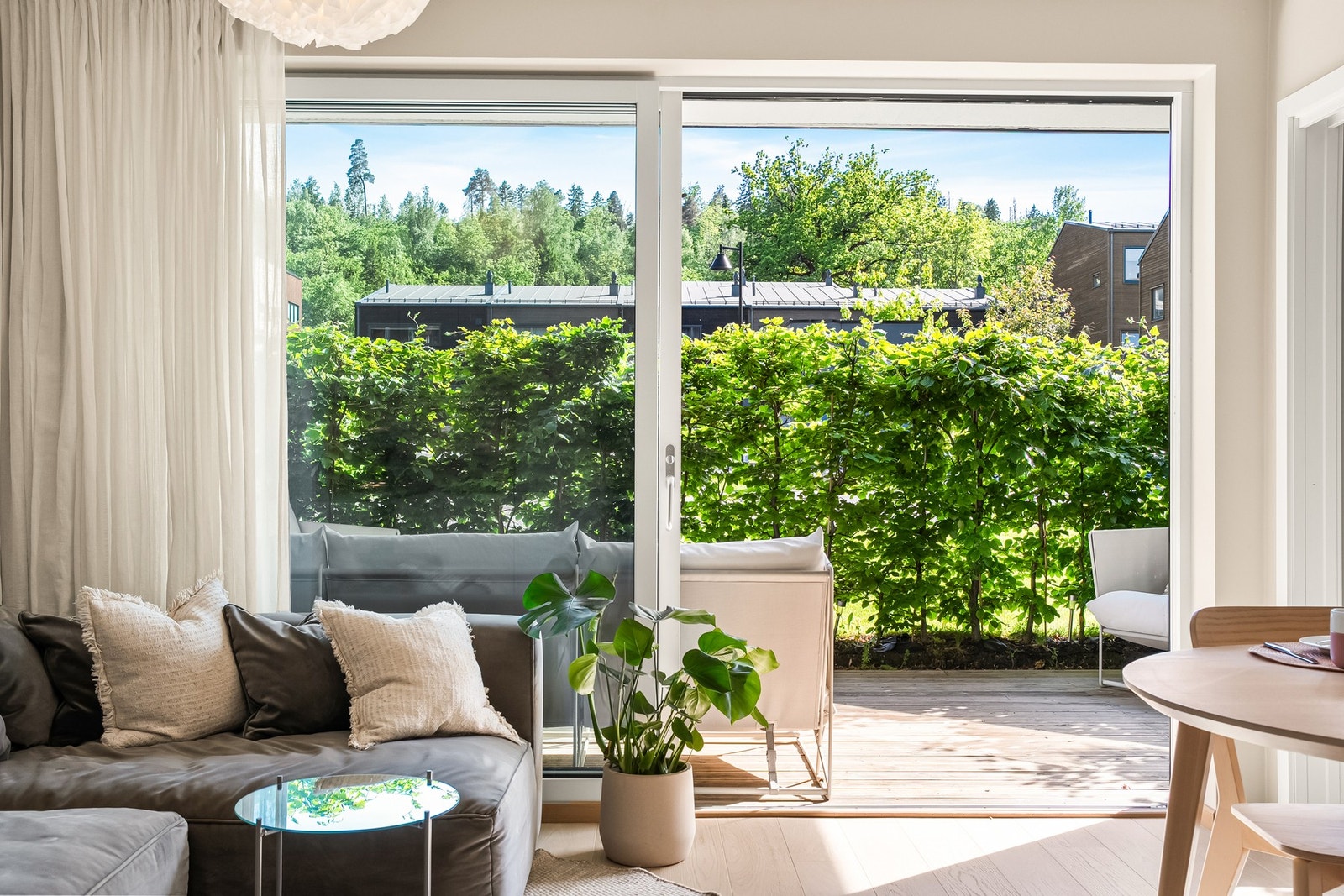 I stuen er det en stor skyvedør ut til terrassen som blir en naturlig forlengelse av stuen på sommerstid. Galleribilde