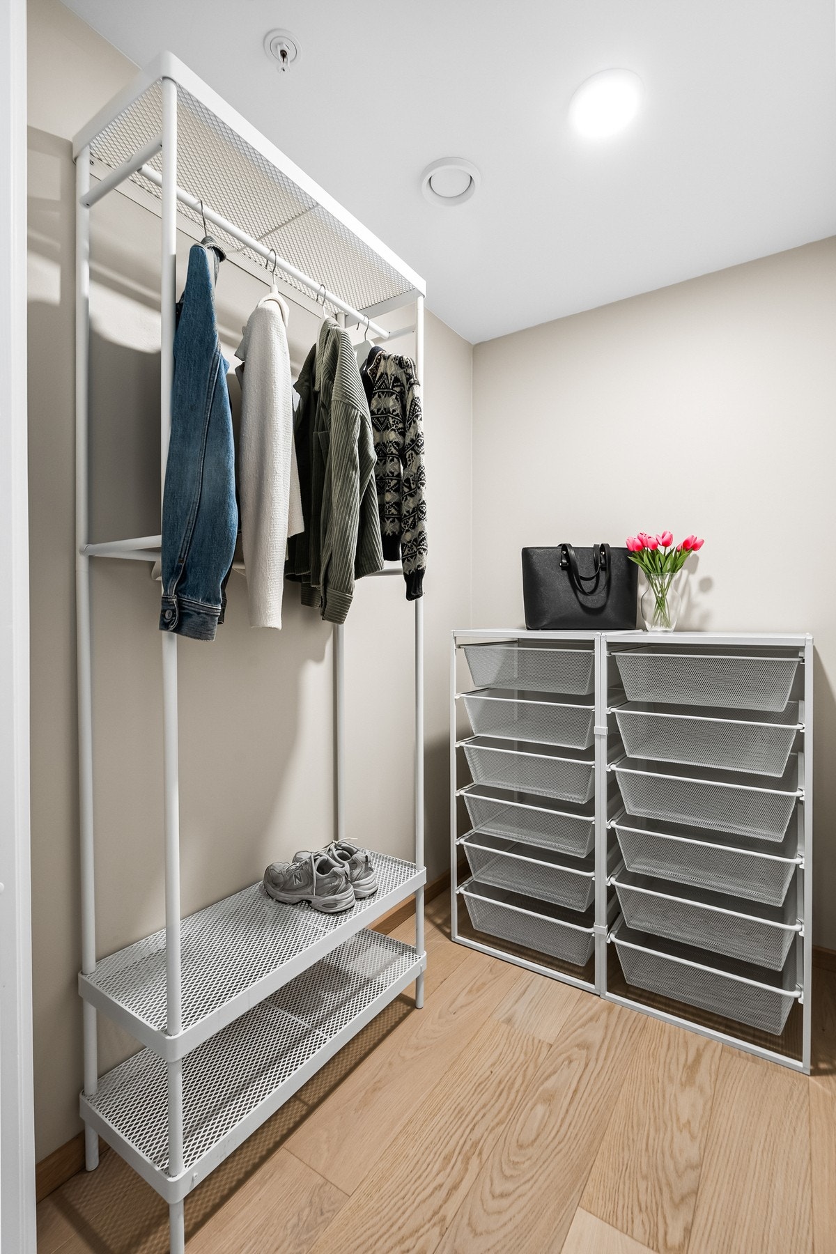 Fra entréen har du adkomst til en praktisk innvendig bod med gode lagringsmuligheter. I tillegg disponerer leiligheten en kjellerbod på 4m². Galleribilde