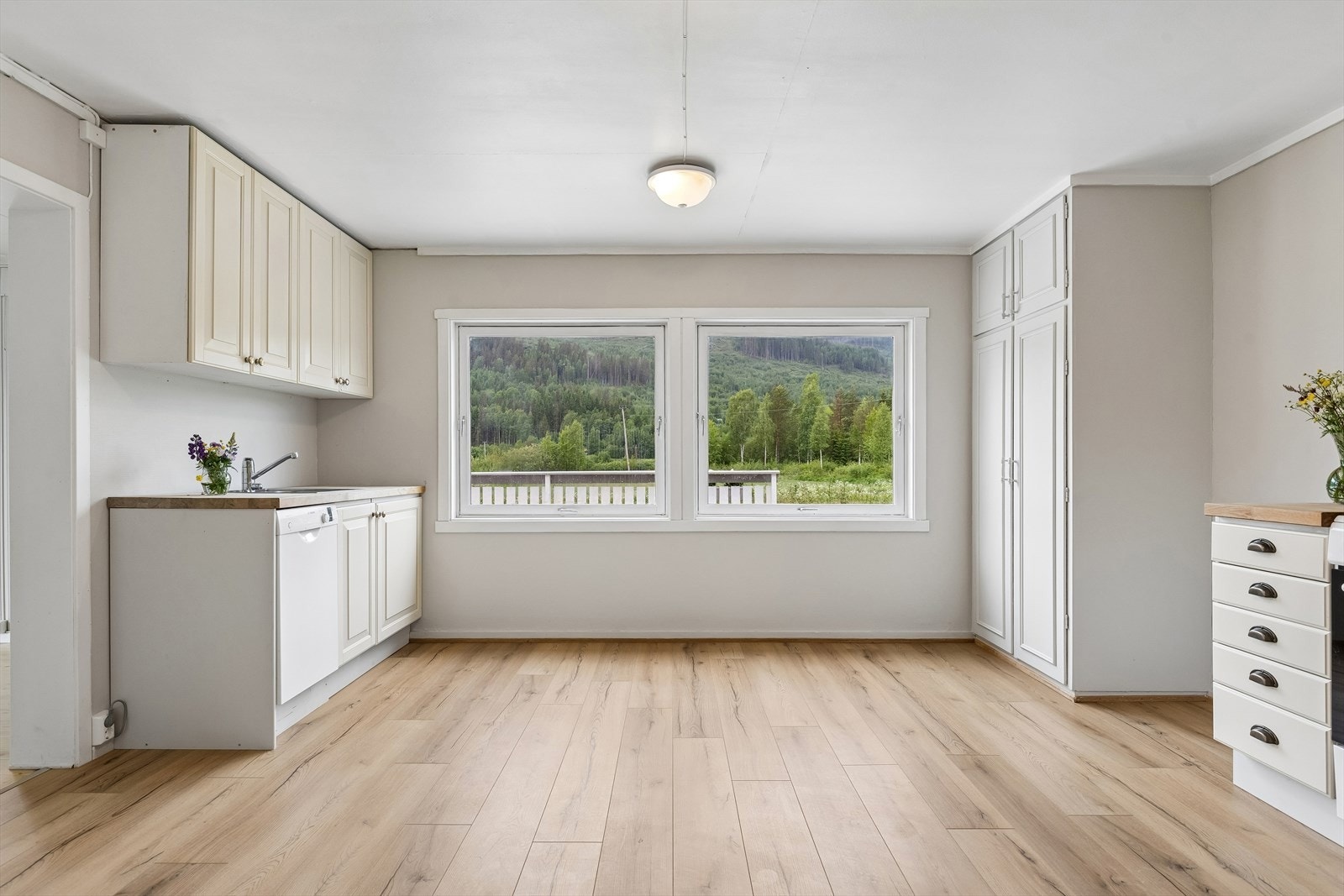 Romslig kjøkken. Galleribilde