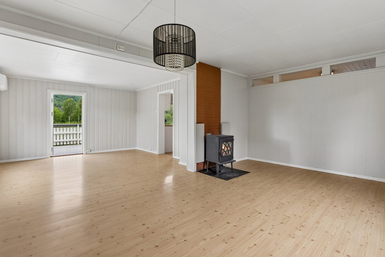 Stor og romslig stue med vedovn og varmepumpe. Galleribilde