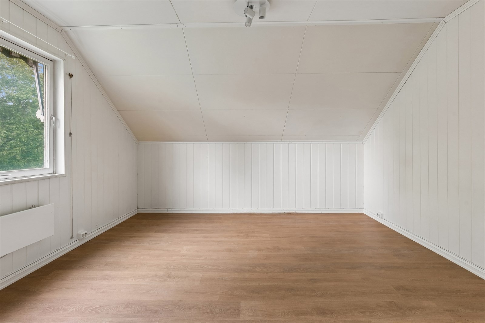 Dette soverommet har nytt laminatgulv. Galleribilde