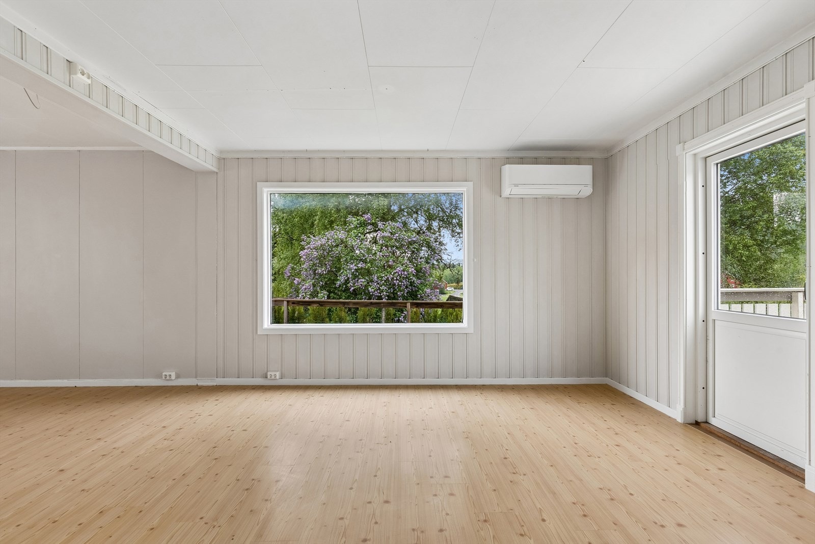 Store vindusflater gir et godt innelys i stua. Galleribilde