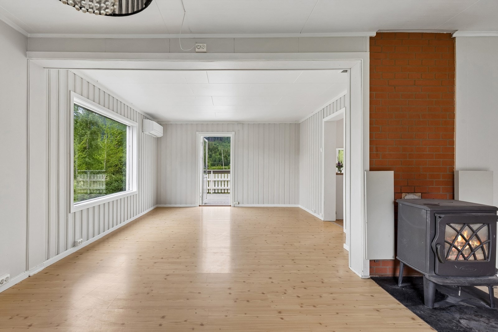 Stuen er to-delt og har utgang til veranda. Galleribilde