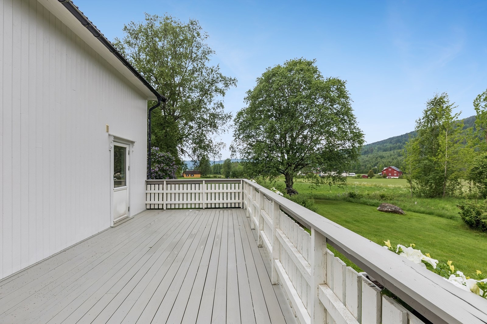 Fra verandaen er det god utsikt til landskapet. Galleribilde