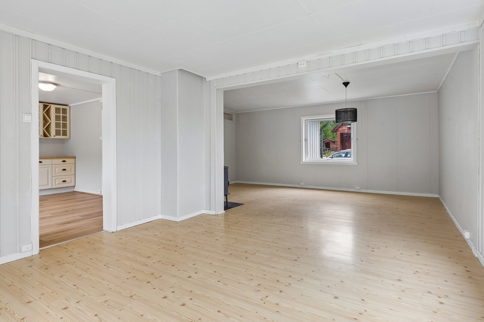 Stuen har gode innredningsmuligheter og god plass til både spisebord og koselig sofahjørne. Galleribilde