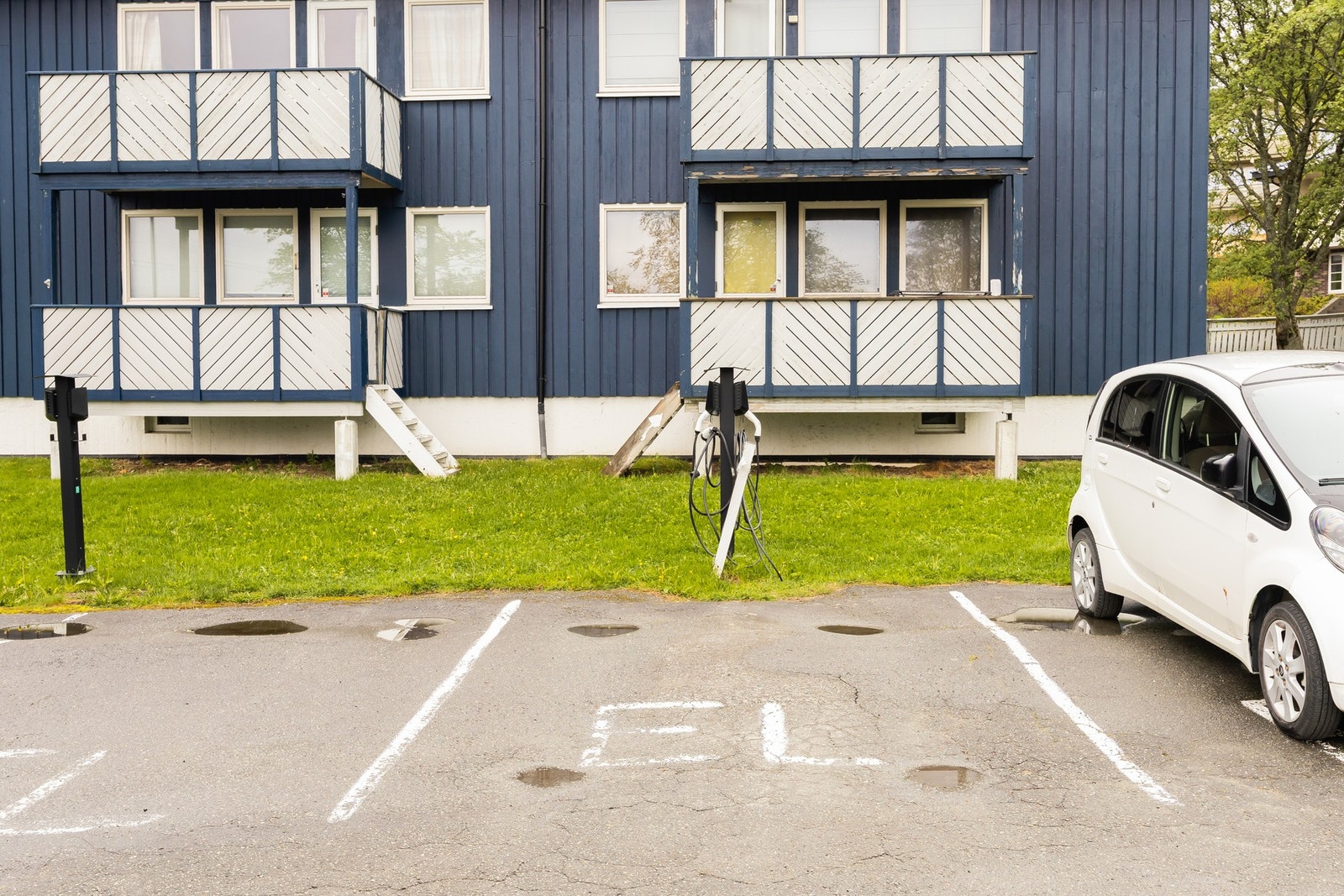 Parkeringsplassene ligger ca. 50 meter fra boligen. Enkelte av plassene er utstyrt med elbillader. Galleribilde