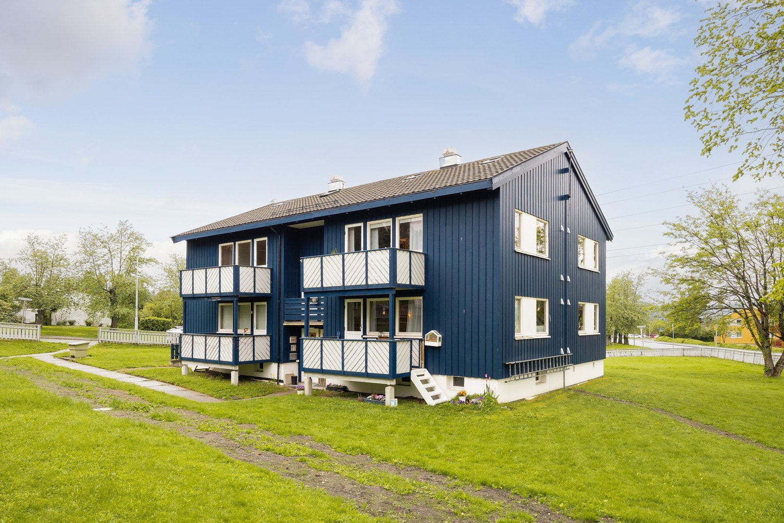 Kort avstand til St. Olavs hospital og svært gode kollektivforbindelser rett utenfor døren. Eiendommen ligger i et rolig og tilbaketrukket område, samtidig som Trondheim sentrum er bare en kort sykkeltur unna. Galleribilde