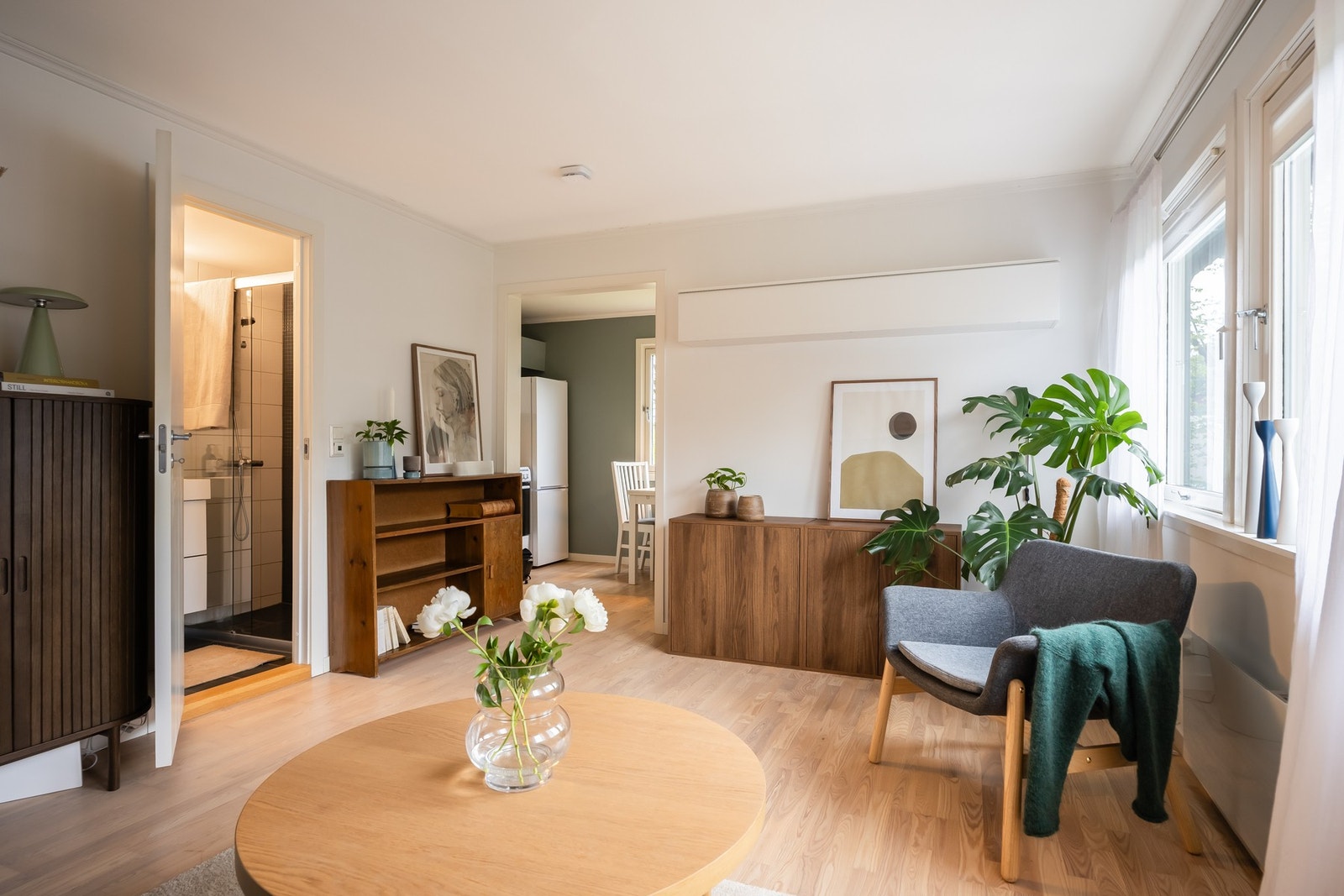 Leiligheten byr på en praktisk og arealeffektiv planløsning, samt godt lysinnslipp som skaper en lys og trivelig atmosfære. Galleribilde