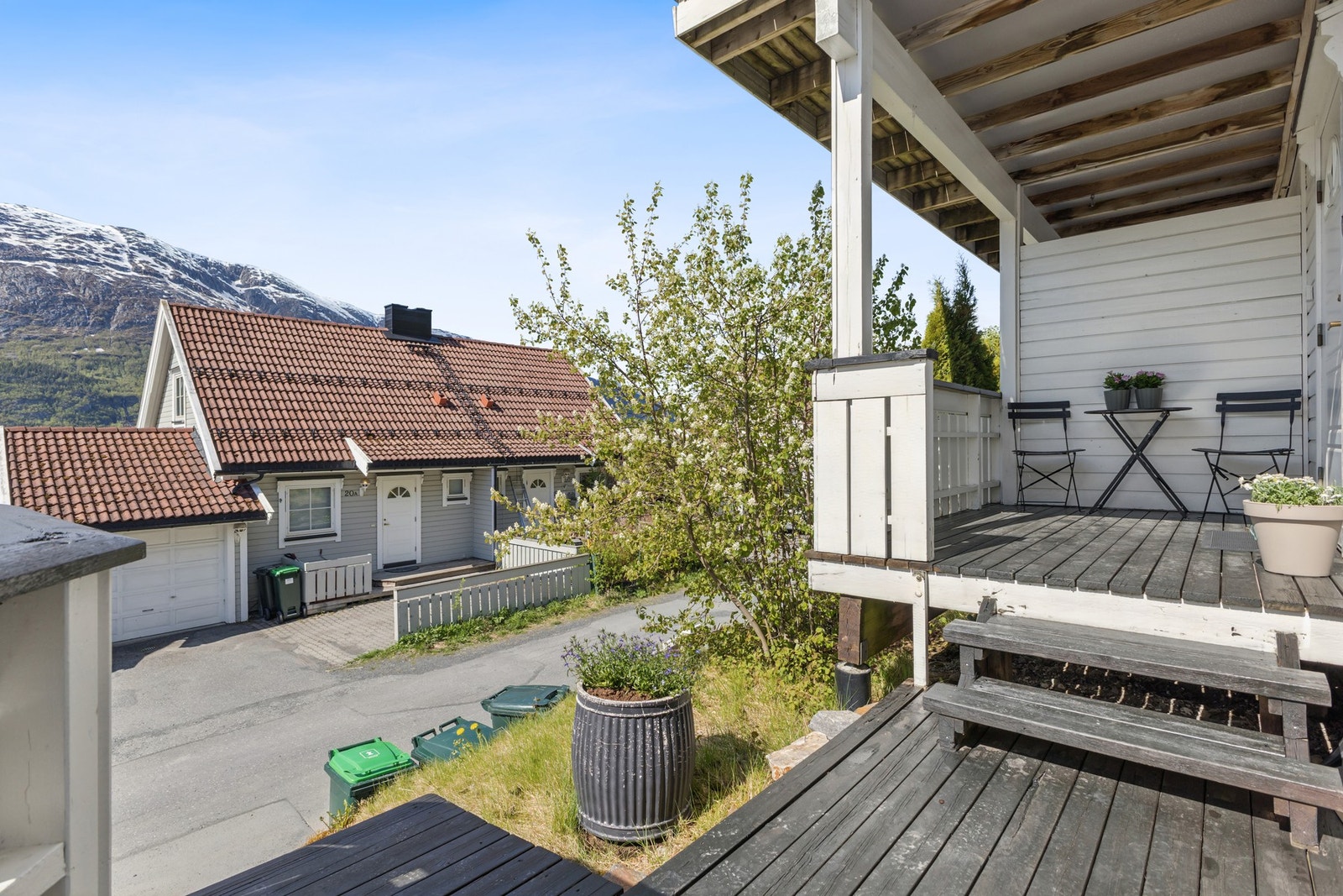 Eiendommen har en garasjeplass med elbillader. Galleribilde