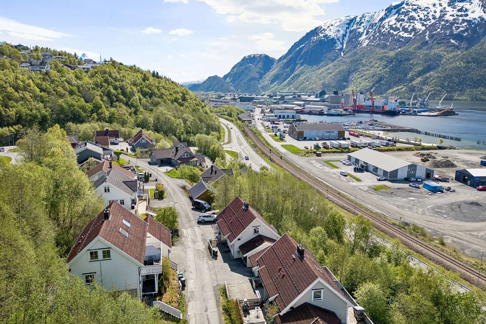 Eiendommen ligger i et etablert boligområde med kort vei til servicetilbud. Galleribilde
