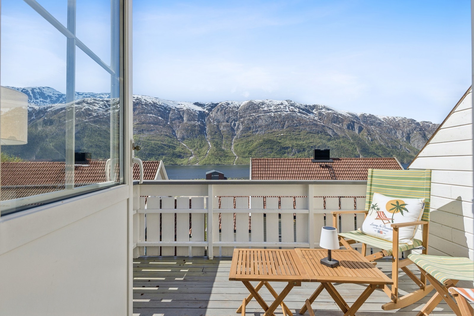 Boligen har to balkonger i front, hvorav denne er ved inngangspartiet. Galleribilde