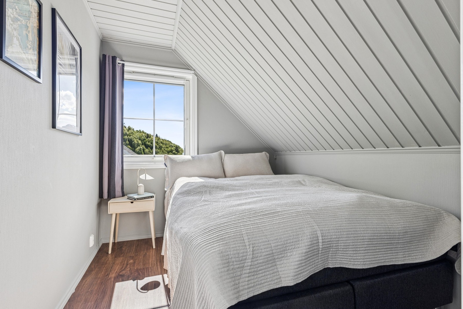 Et av soverommene på loftet. Galleribilde