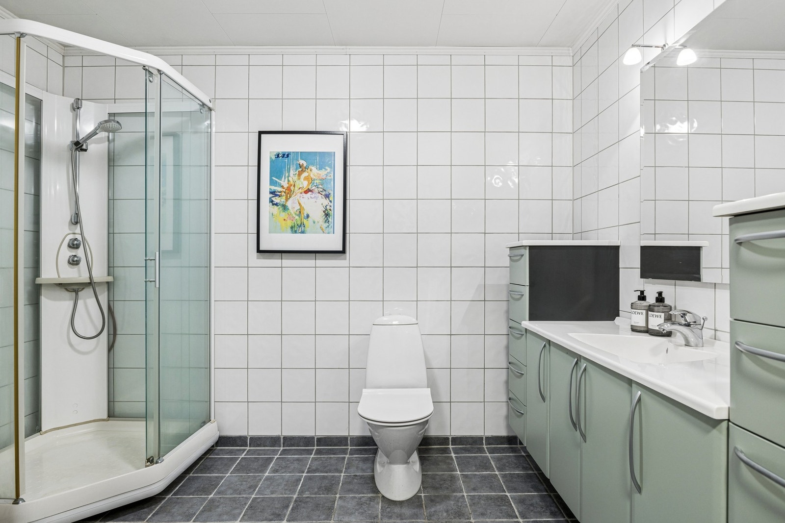 Badet i underetasjen har flislagt gulv med elektriske varmekabler. Galleribilde