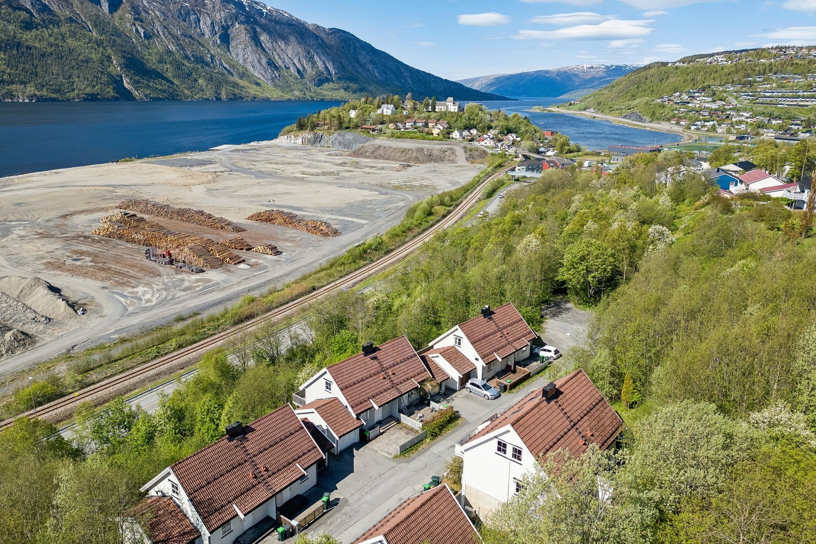 Fra eiendommen er det nærhet til fjorden og flotte turområder. Galleribilde