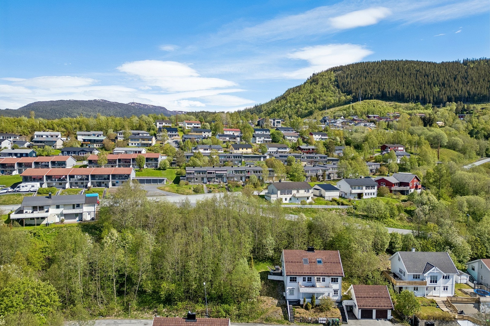 Hals/Baustein er et familievennlig nabolag med flere skole og barnehage i nærheten. Galleribilde