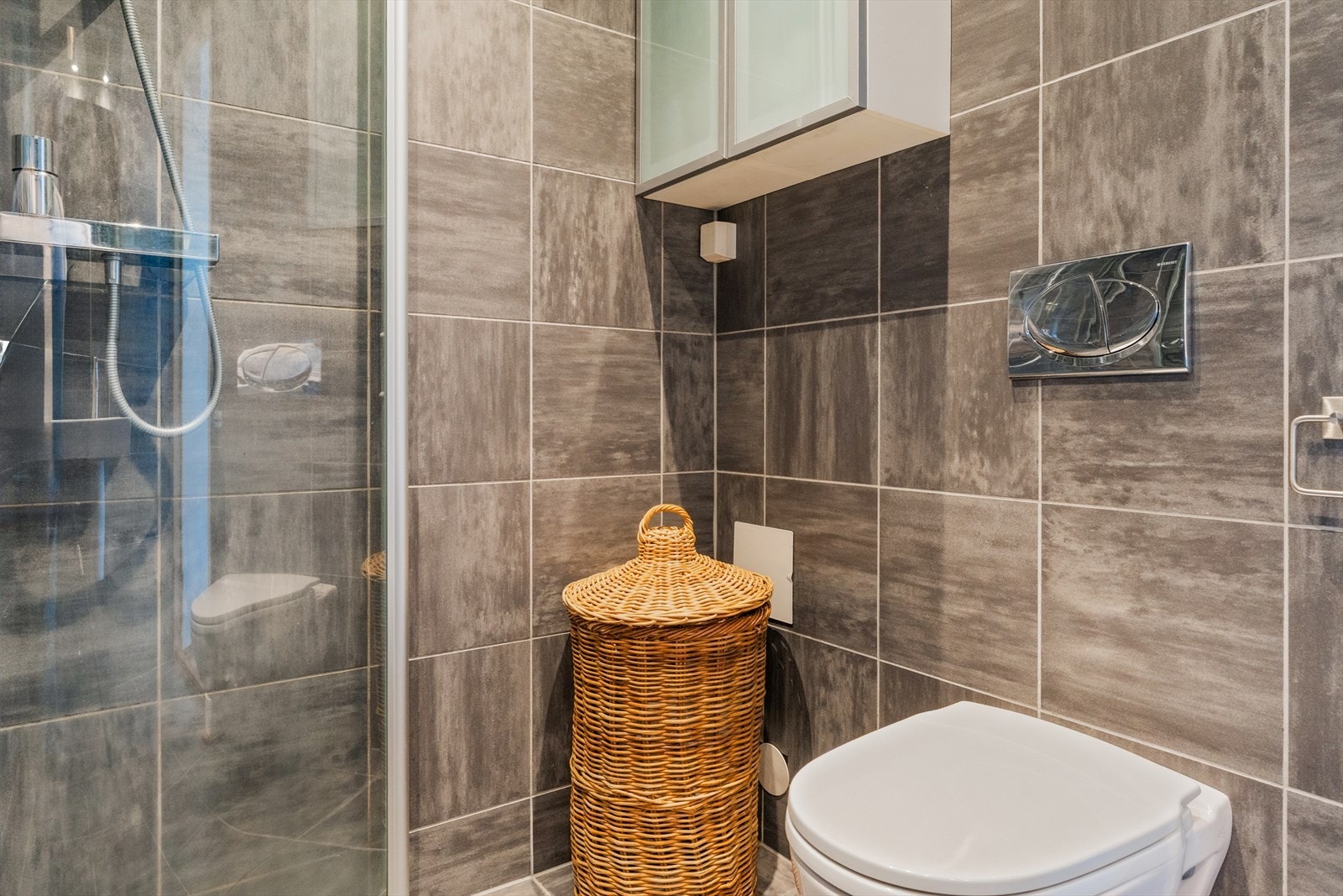 Det er opplegg for vaskemaskin på badet. Selger har også egen vaskemaskin i vaskekjeller dersom man heller ønsker å benytte den. Galleribilde