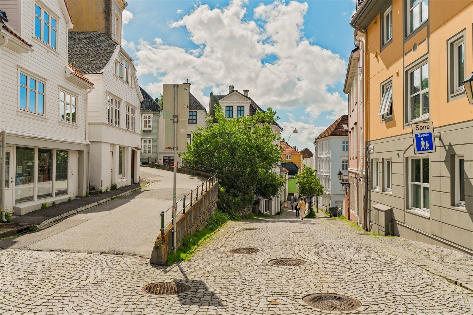 Bo i en vakker brosteinsgate, med "alt" Bergen har å by på like utenfor døren. Galleribilde