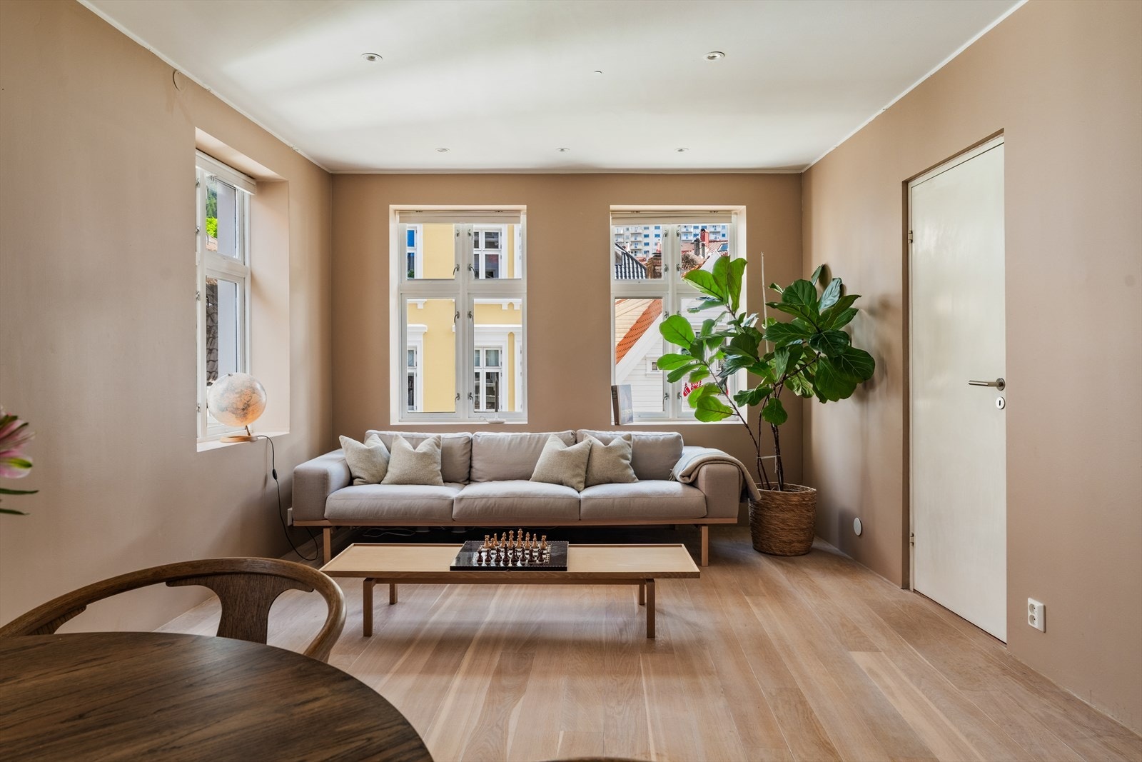 Her er det god plass til både sofagruppe og spisebord, og den naturlige inndelingen av rommet gjør leiligheten enkel å møblere. Selger har hatt TV stående på bein rett ved dør inn til soverom. Galleribilde