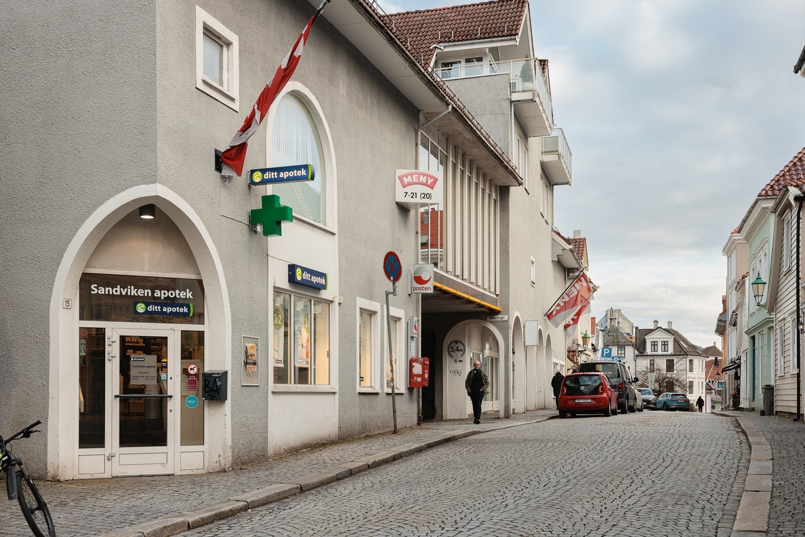 Det er soneparkering rett utenfor leiligheten. Galleribilde