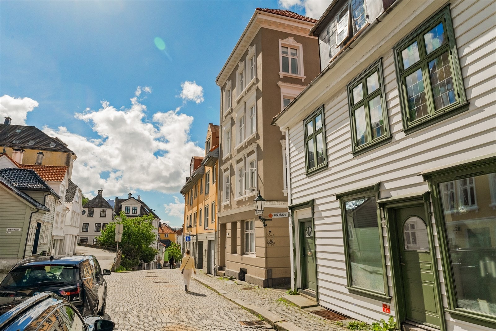 Her bor du urbant og praktisk, med korte avstander til alt , samtidig som eiendommen ligger litt skjermet fra den travleste delen av sentrumskjernen. Galleribilde