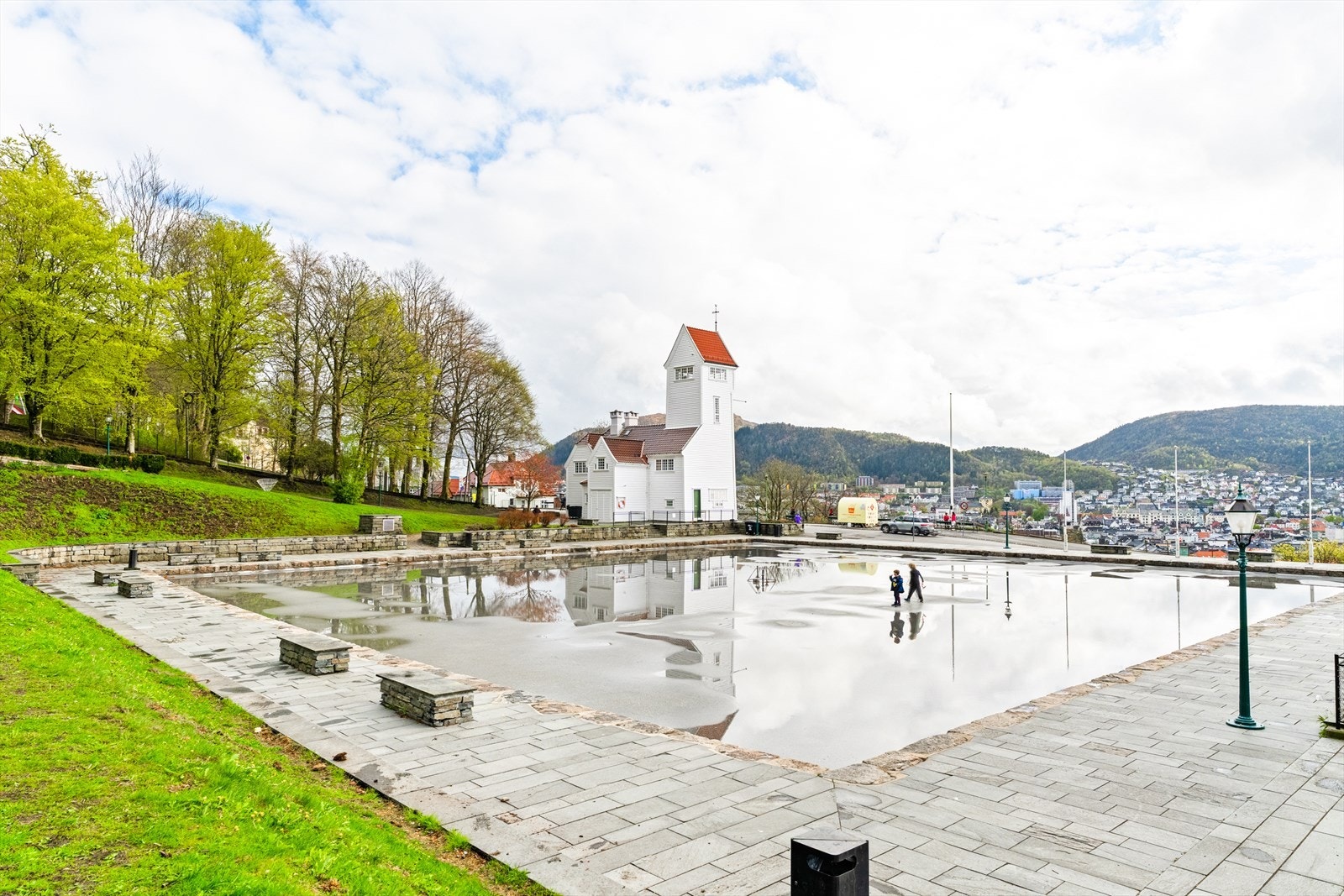 Like i nærheten ligger også idylliske Skansedammen - et hyggelig grøntområde med fin turvei og rolige omgivelser, perfekt for en liten pause fra bylivet. Galleribilde