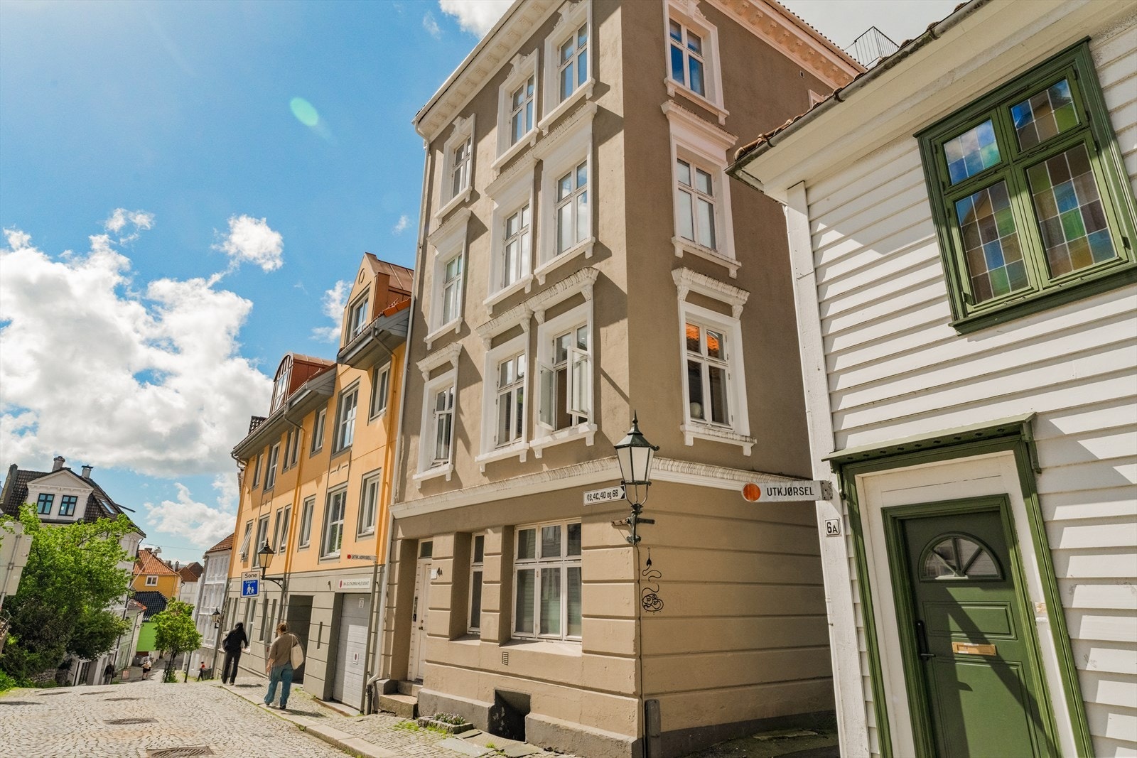 Leiligheten har en svært sentral og attraktiv beliggenhet i Stølegaten, midt i et av Bergens mest sjarmerende og historiske områder. Galleribilde