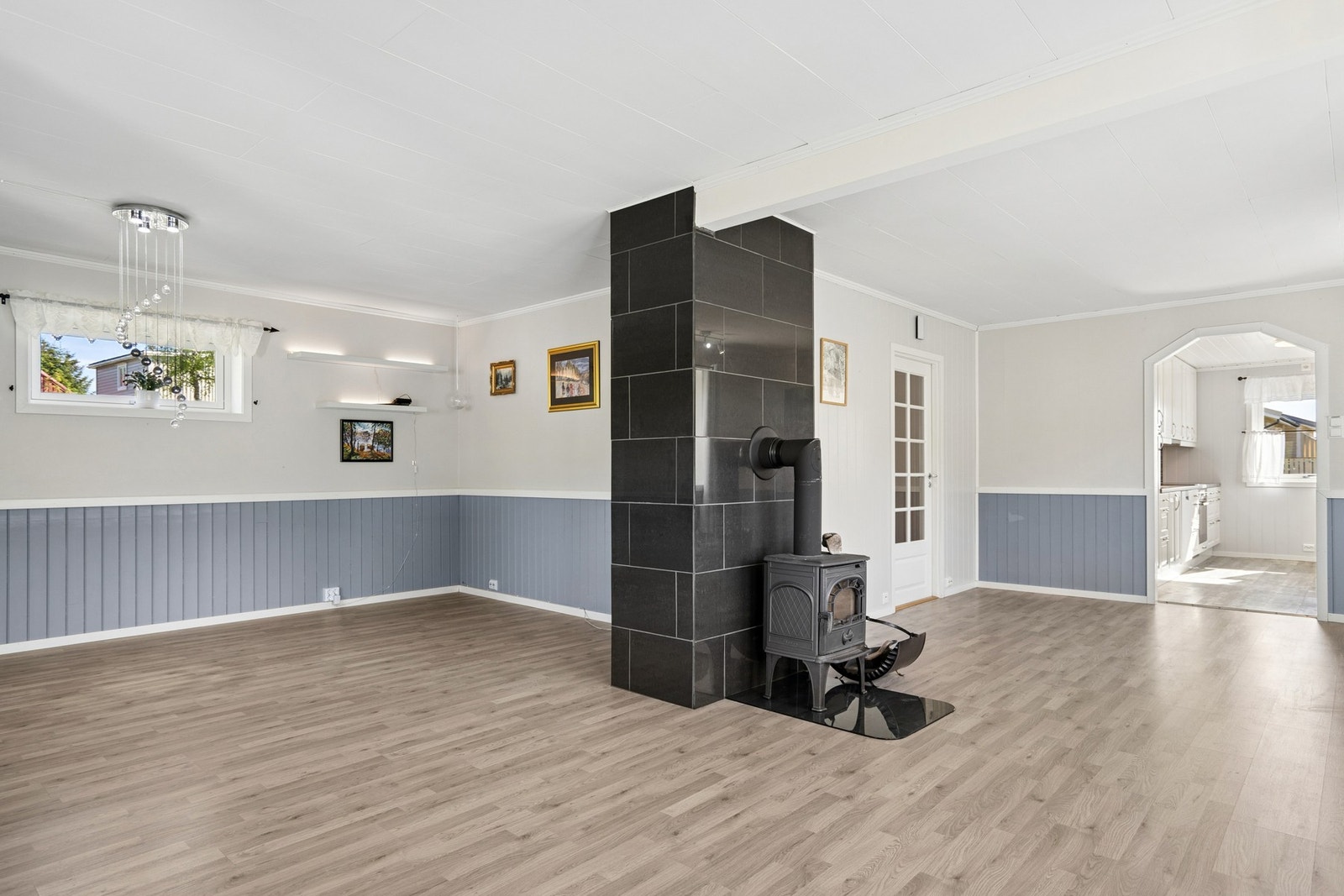 Fra stuen er det enkel tilgang til både kjøkken og hall. Galleribilde