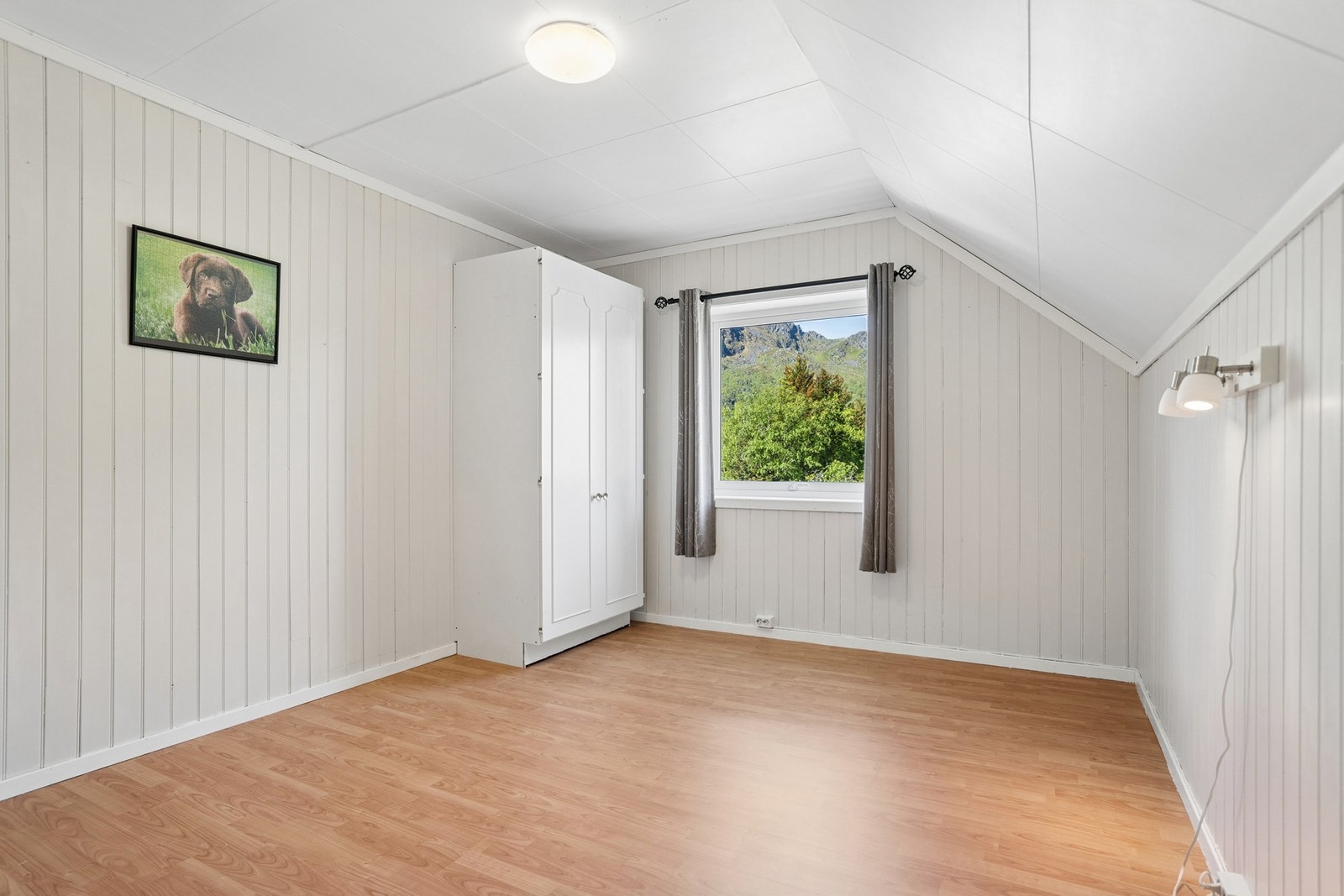 Et av boligens soverom, med plass til seng og garderobeløsning. Galleribilde