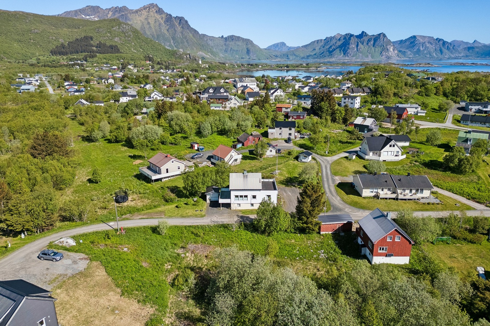 Det er kun 14 km til Leknes, som er nærmeste by med flyplass og et bredt utvalg av butikker. Galleribilde
