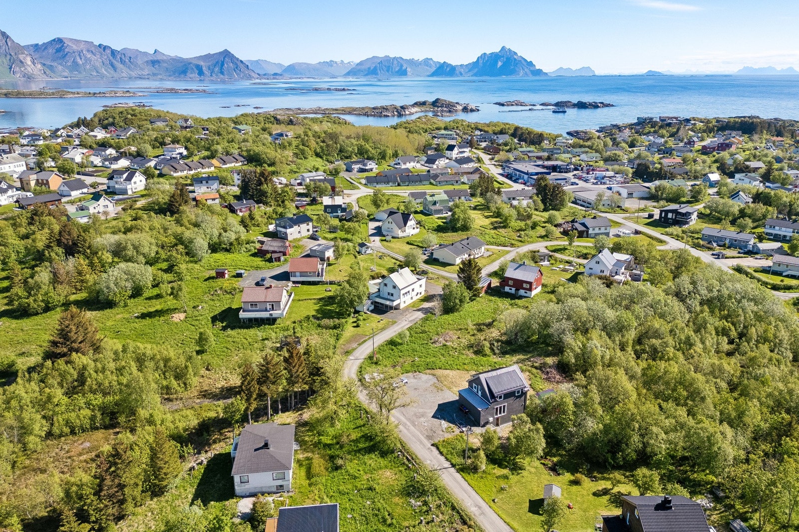 Eiendommen ligger i Stamsund, med nærhet til både sentrum og natur. Galleribilde