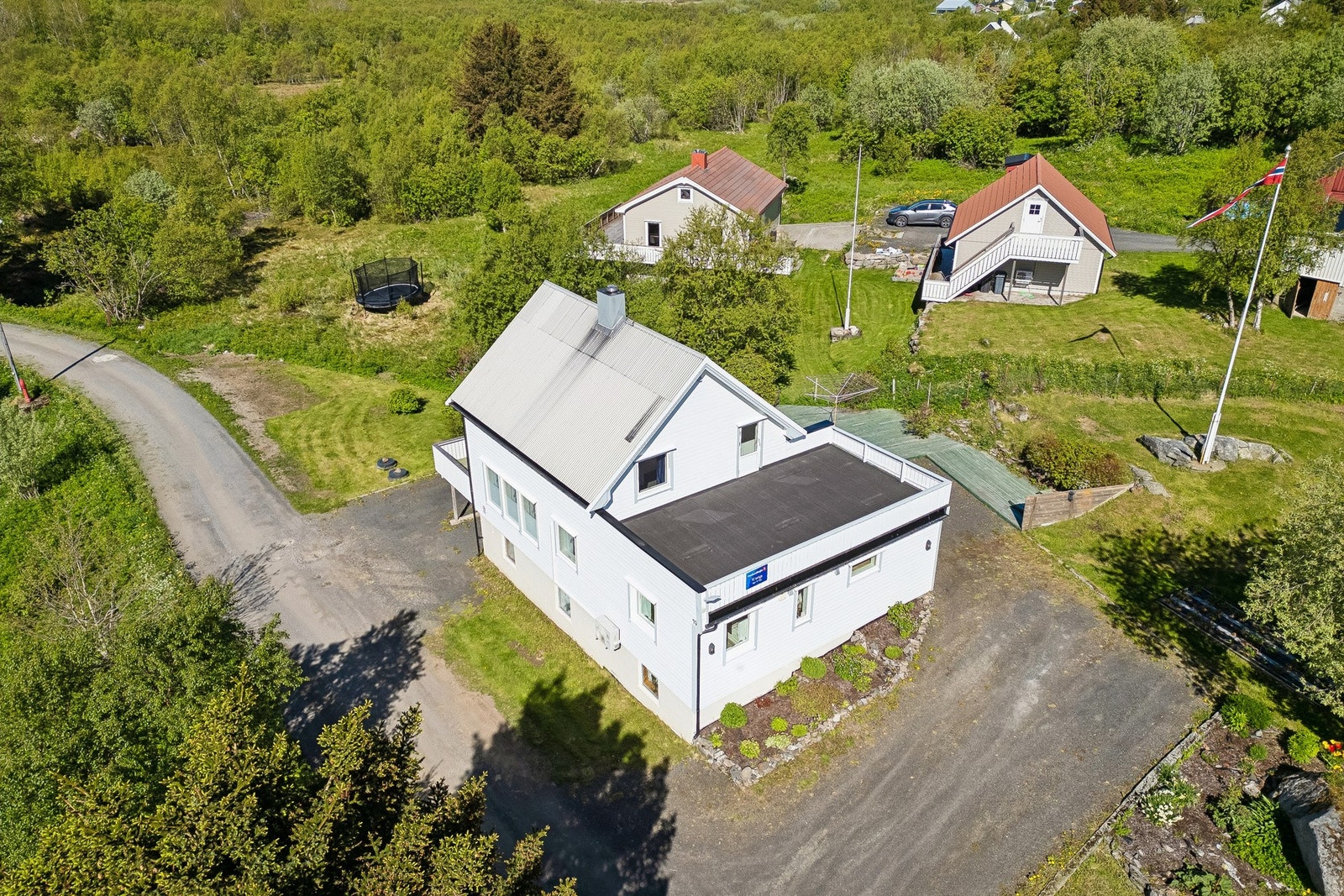 Oversikt over eiendommen og den romslige tomten. Galleribilde