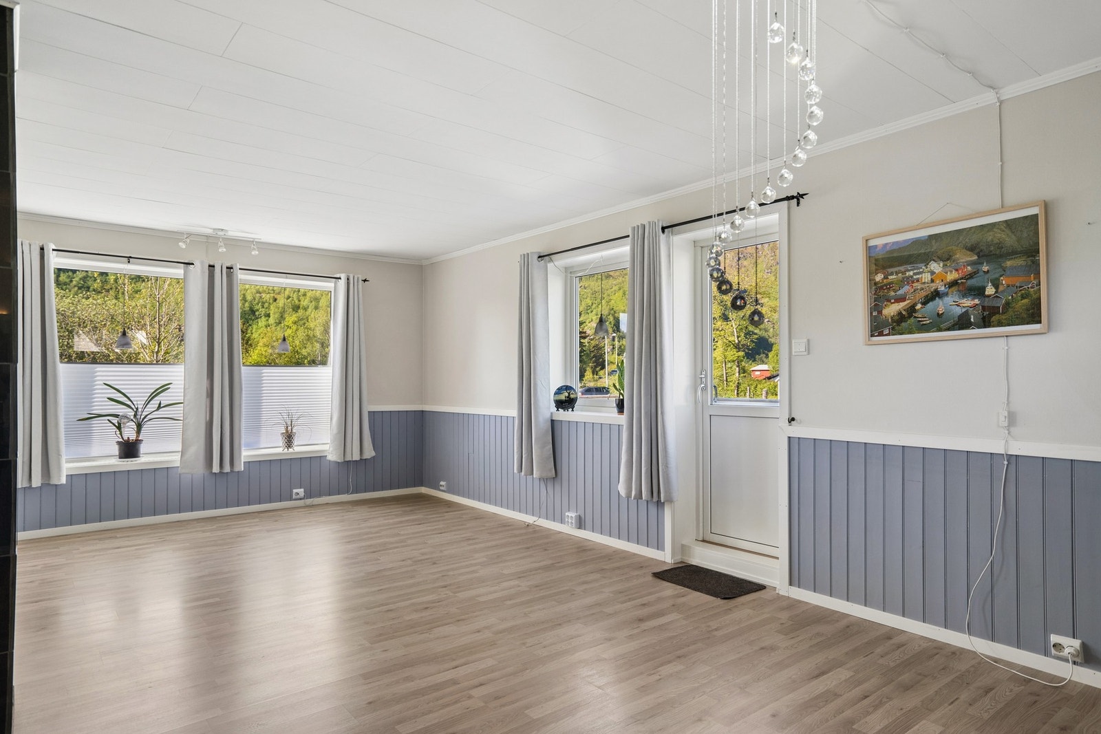 Stuen har plass til en romslig sofagruppe og utgang til veranda. Galleribilde